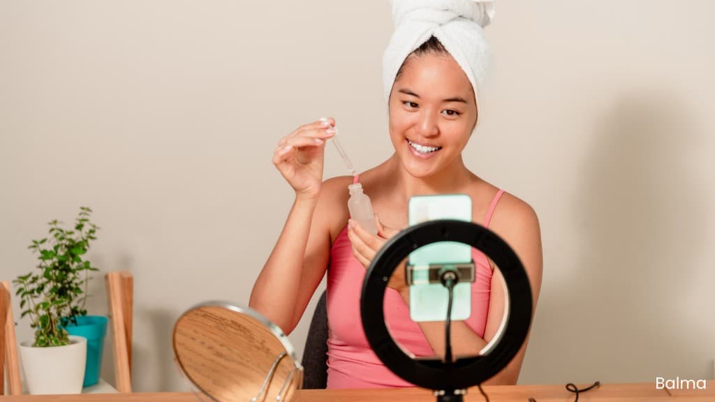 Profesional de belleza grabando contenido estilo UGC con el móvil